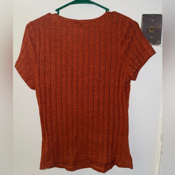 SHEIN Rust Ribbed V-Neck Tee - Picture 3 of 3